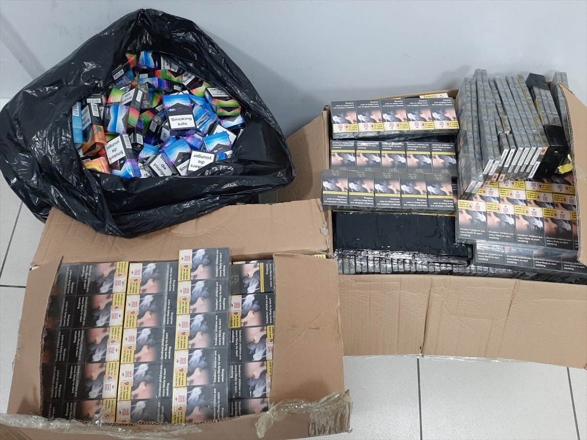 İzmir'de, kaçak 18 bin 700 litre etil alkol ile sahte içki imalatında kullanılan malzemeler ele...