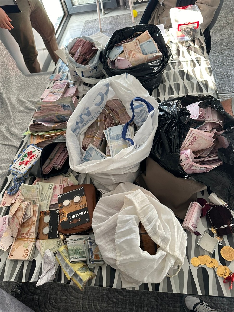 İzmir'de uyuşturucu ticareti yaptıkları ve elde ettikleri kara parayı çeşitli yöntemlerle...