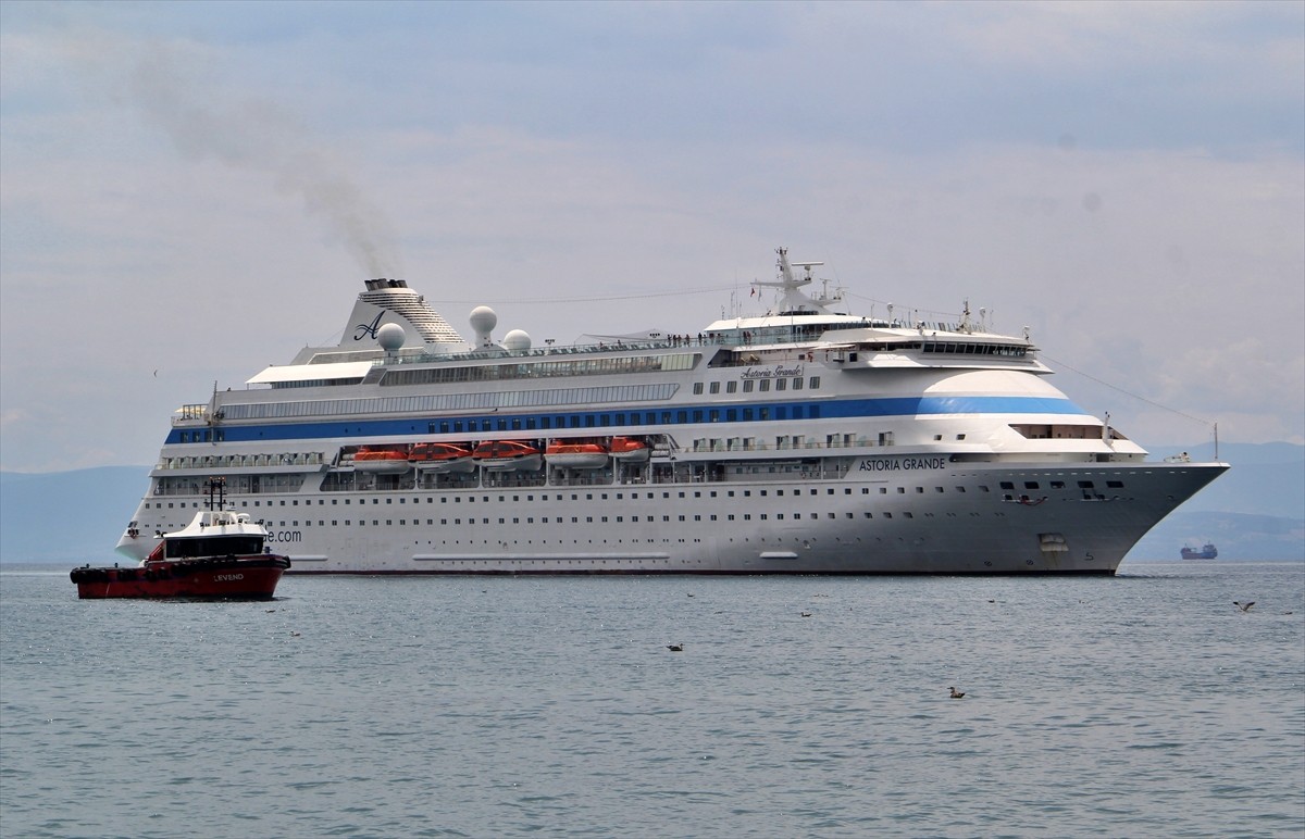 İzmir'in Çeşme ilçesinden hareket eden Panama bandıralı "Astoria Grande" adlı kruvaziyer, Sinop'a...