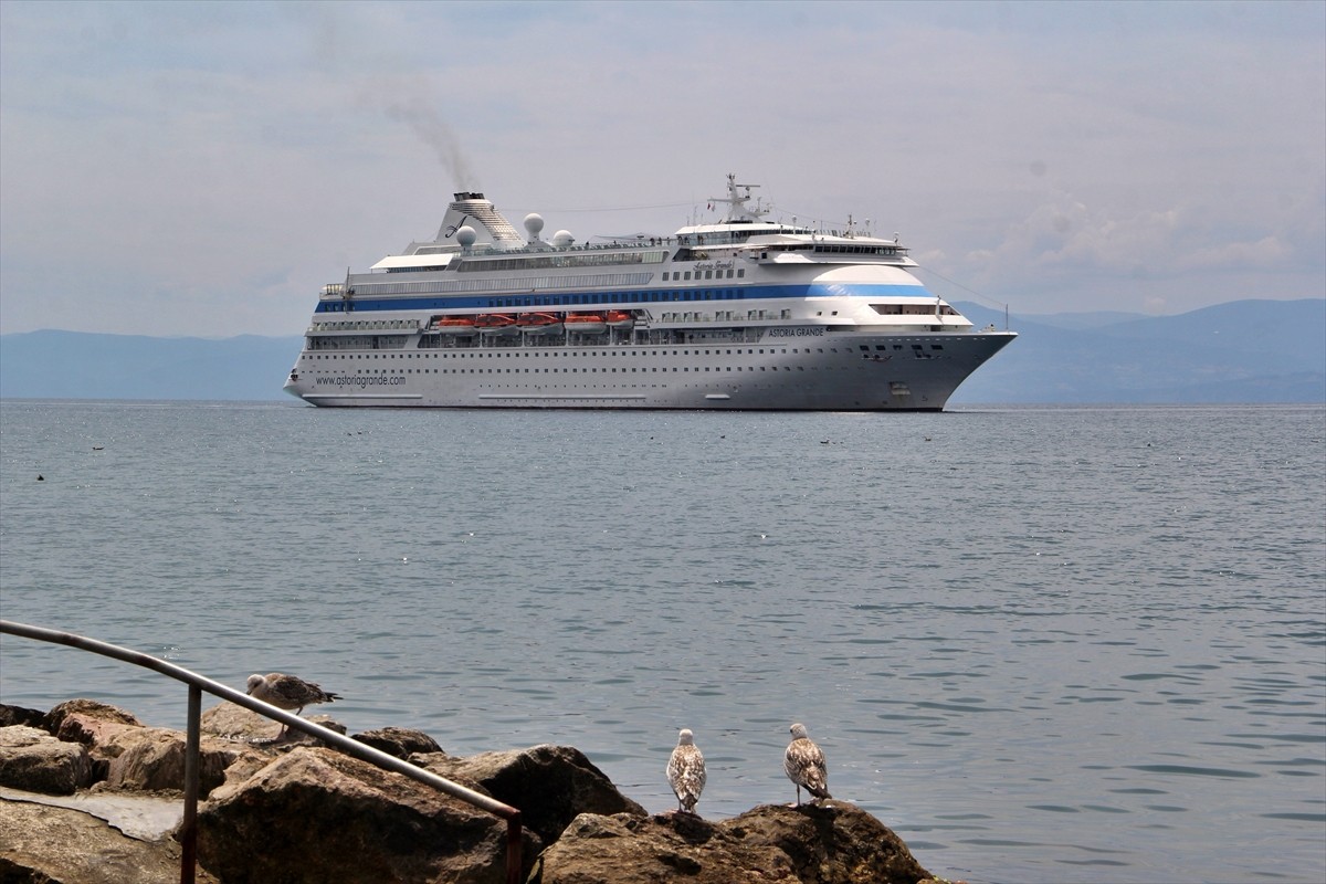 İzmir'in Çeşme ilçesinden hareket eden Panama bandıralı "Astoria Grande" adlı kruvaziyer, Sinop'a...