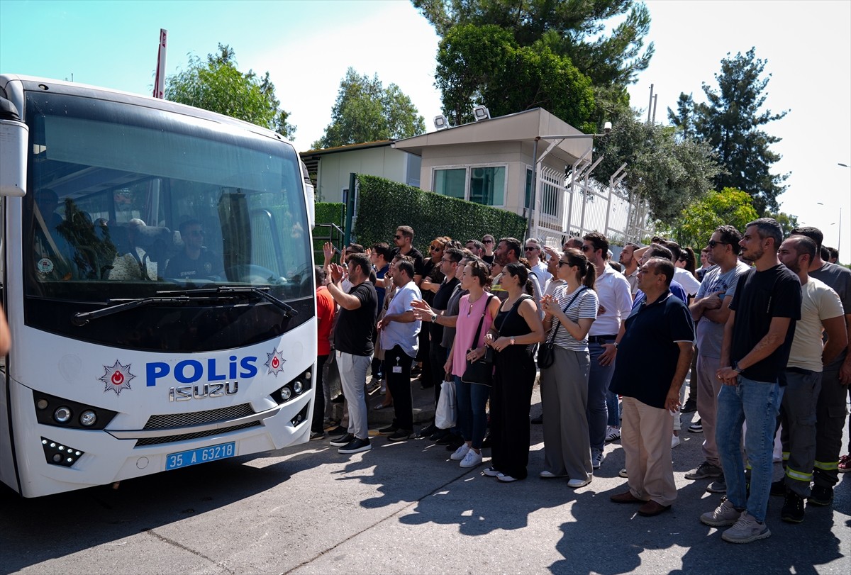 İzmir'in Konak ilçesinde sağanaktan korunmaya çalışırken elektrik akımına kapılan 2 kişinin...