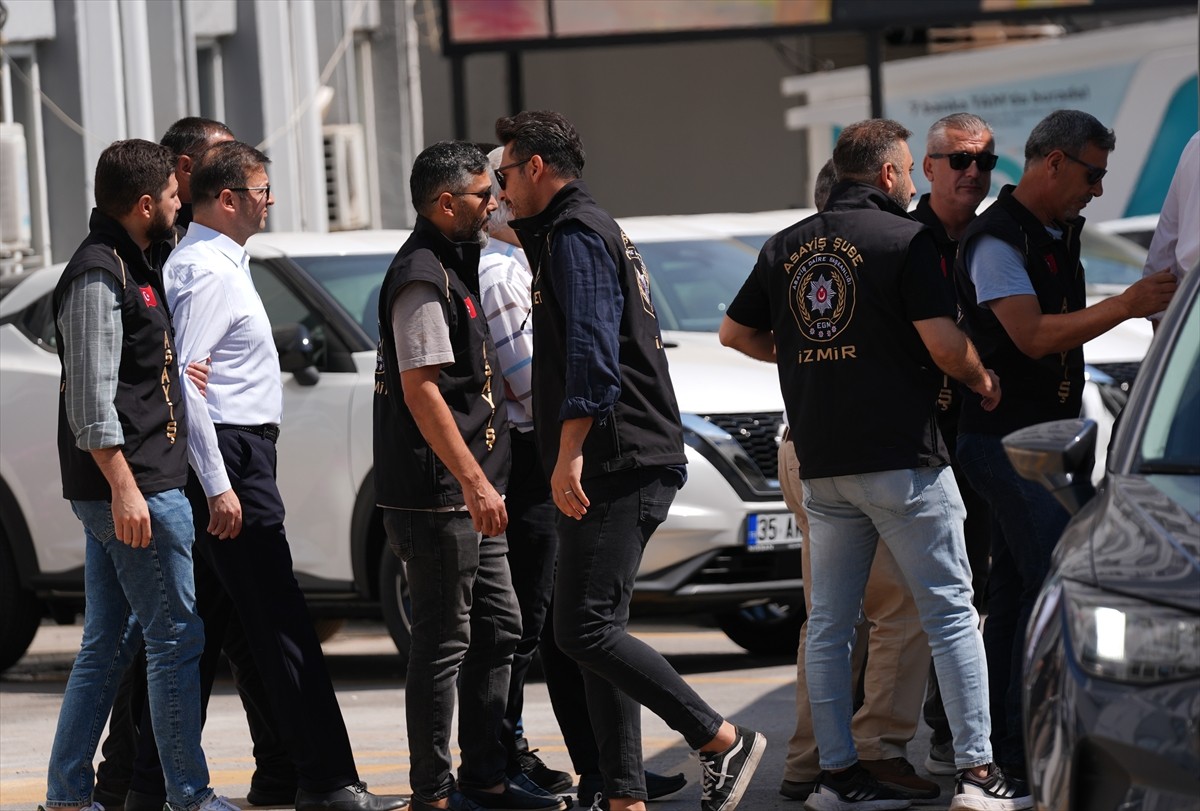 İzmir'in Konak ilçesinde sağanaktan korunmaya çalışırken elektrik akımına kapılan 2 kişinin...