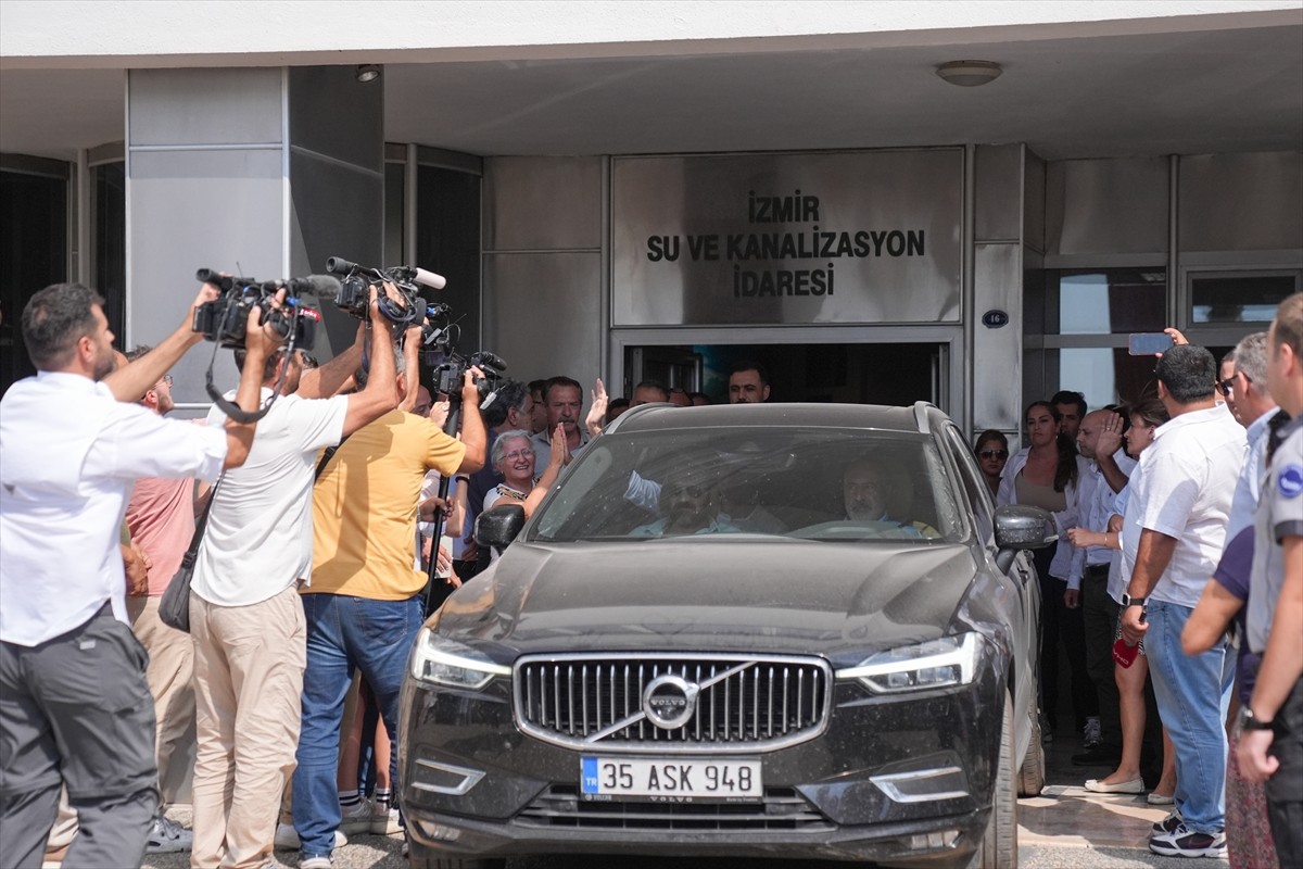 İzmir'in Konak ilçesinde sağanaktan korunmaya çalışırken elektrik akımına kapılan 2 kişinin...