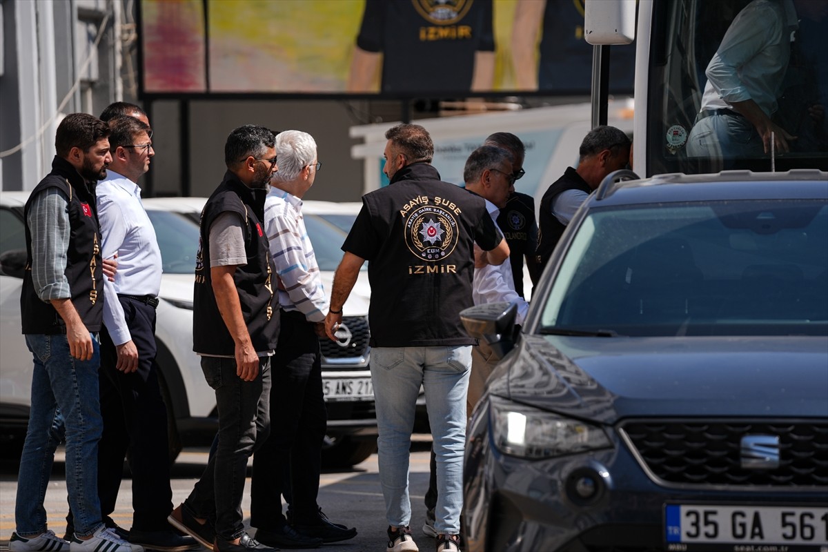 İzmir'in Konak ilçesinde sağanaktan korunmaya çalışırken elektrik akımına kapılan 2 kişinin...