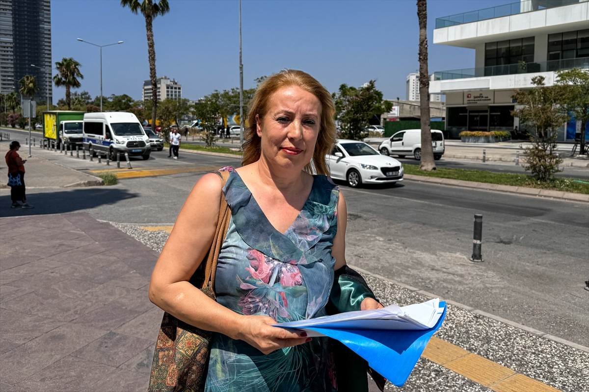 İzmir'in Konak ilçesinde sağanaktan korunmaya çalışırken elektrik akımına kapılarak hayatını...