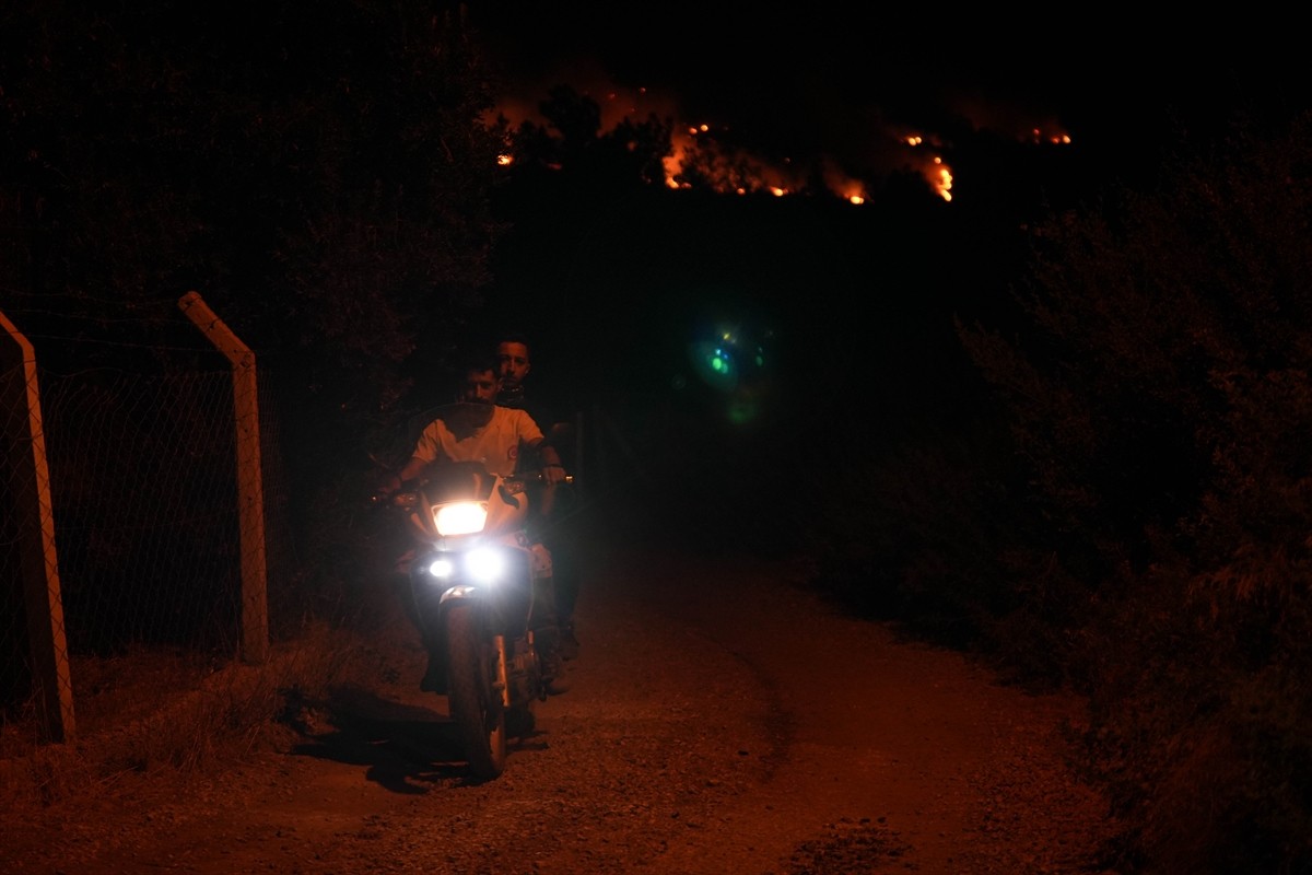 İzmir'in Urla ilçesinde çıkan orman yangınına havadan ve karadan müdahale edildi. Orman Genel...