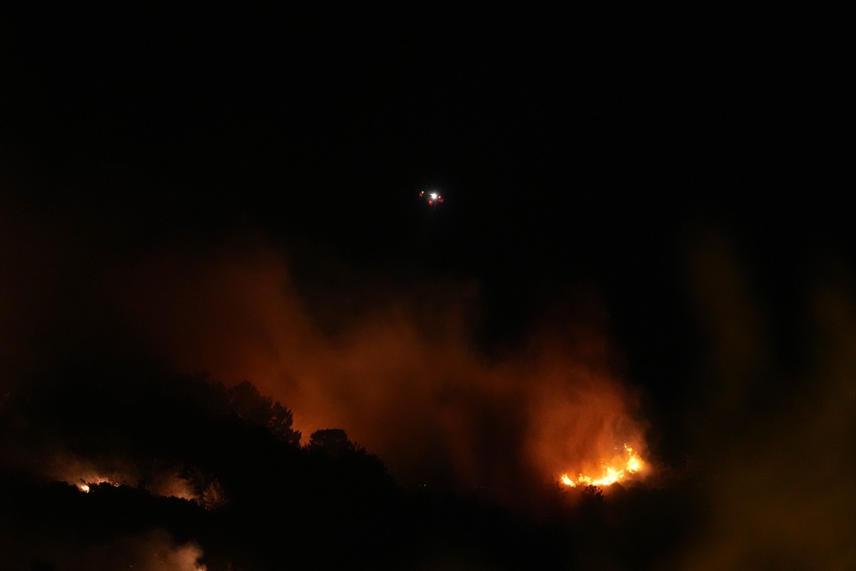 İzmir'in Urla ilçesinde çıkan orman yangınına havadan ve karadan müdahale edildi. Orman Genel...