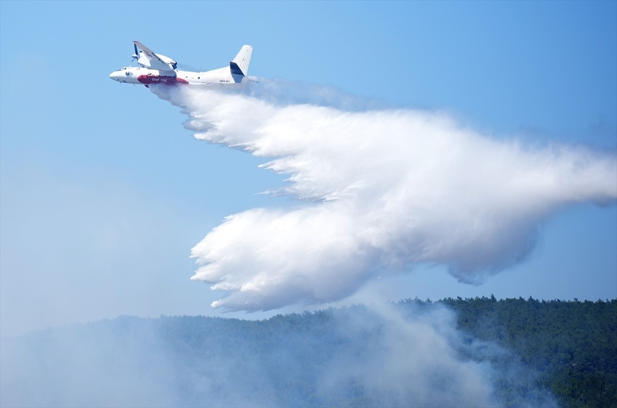 İzmir'in Urla ilçesinde çıkan orman yangınına havadan ve karadan müdahale ediliyor. 