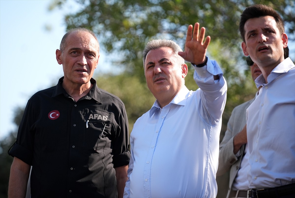 İzmir Valisi Süleyman Elban, İzmir'in Urla ilçesi Çeşmealtı mahallesinde çıkan orman yangını ile...