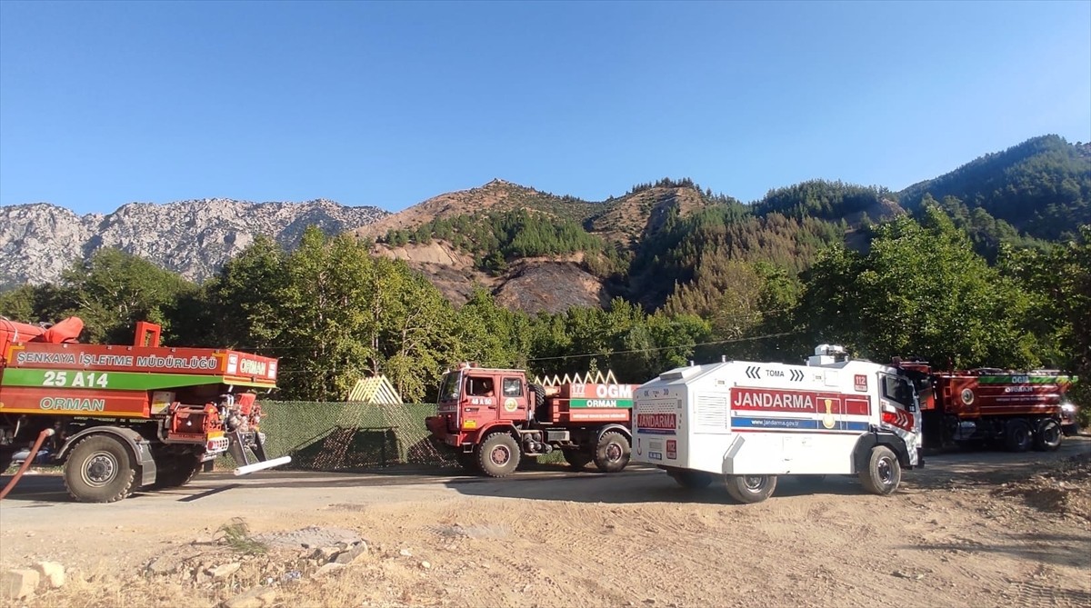 Kahramanmaraş'ın Onikişubat ilçesinde çıkan orman yangını, havadan ve karadan müdahaleyle kontrol...