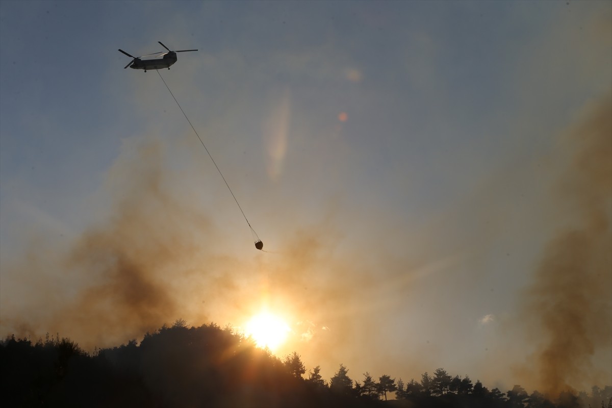 Kahramanmaraş'ın Onikişubat ilçesinde çıkan orman yangınına ekiplerce havadan ve karadan müdahale...