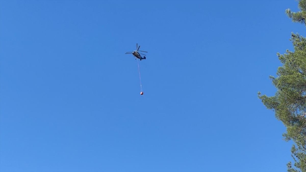 Kahramanmaraş'ın Onikişubat ilçesinde çıkan orman yangınına havadan ve karadan müdahale...