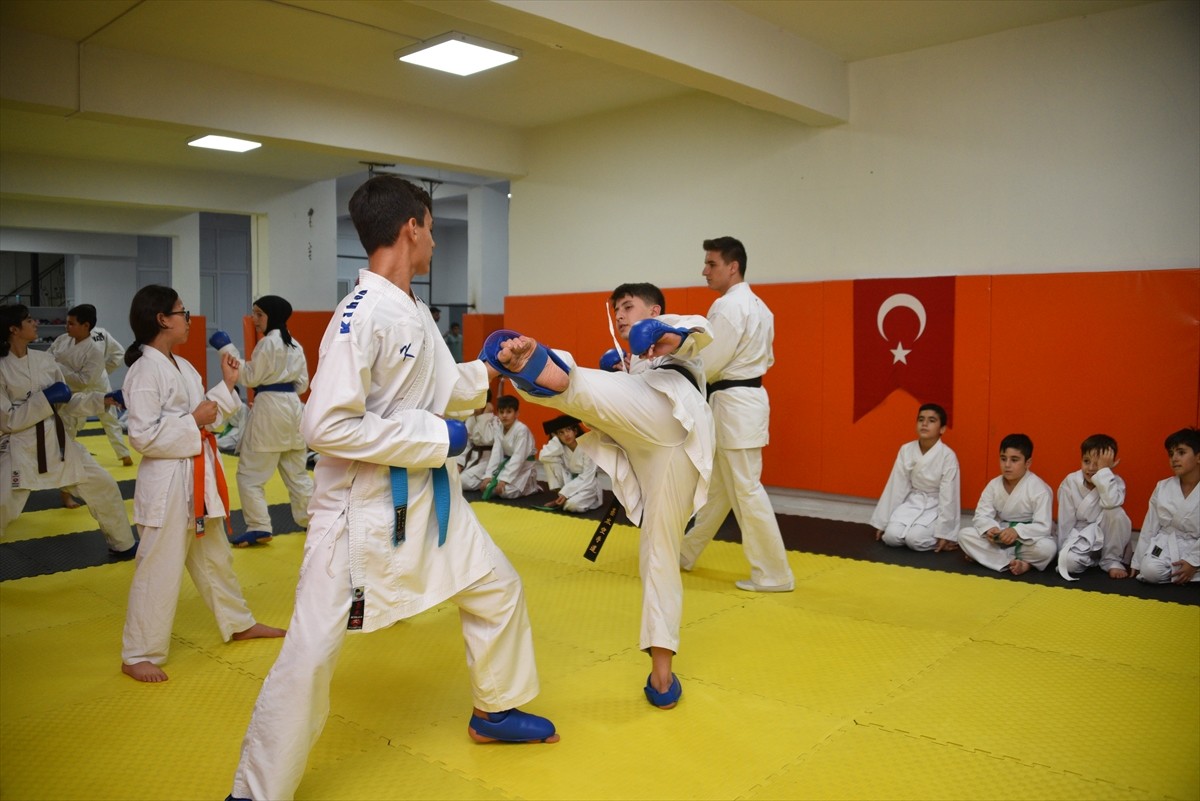 Karate Milli Takımı Antrenörü ve hakem Ahmet Güney, Şanlıurfa'daki yetenekli gençleri spora...