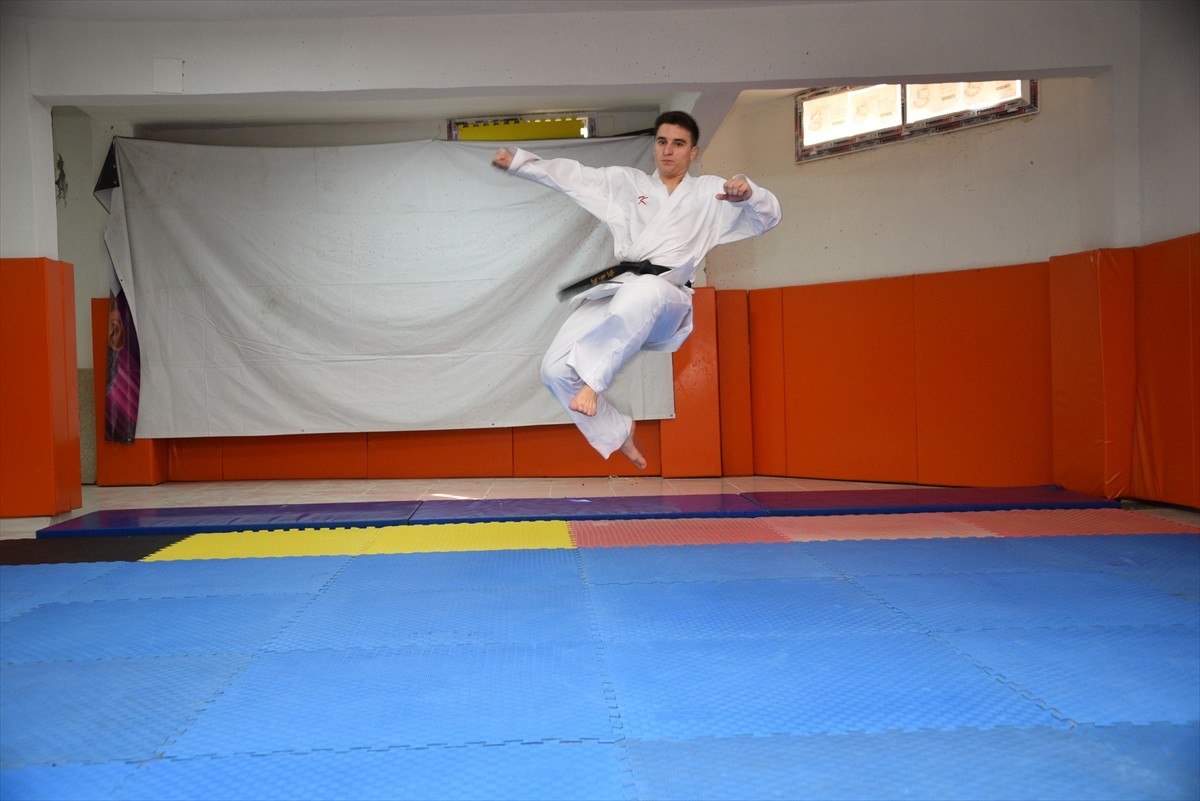 Karate Milli Takımı Antrenörü ve hakem Ahmet Güney, Şanlıurfa'daki yetenekli gençleri spora...