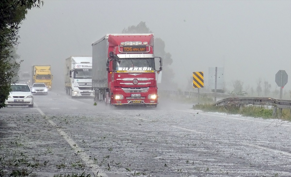 Kars'ta sağanak sonrası yağan dolu, kara yolunu ve evlerin bahçelerini beyaz örtüyle kapladı.