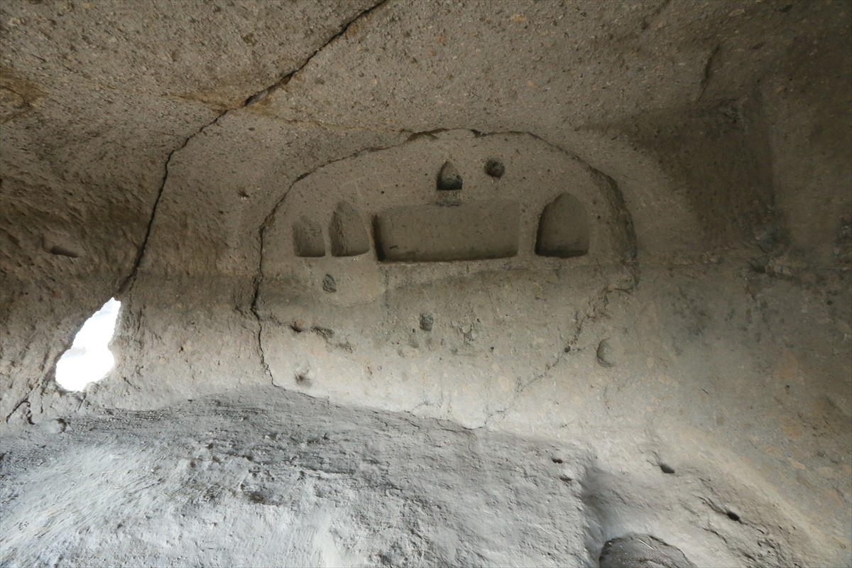 Kars'taki, UNESCO Dünya Miras Listesi'ndeki Ani Ören Yeri'nde kazı çalışmalarında rastlanan ve...