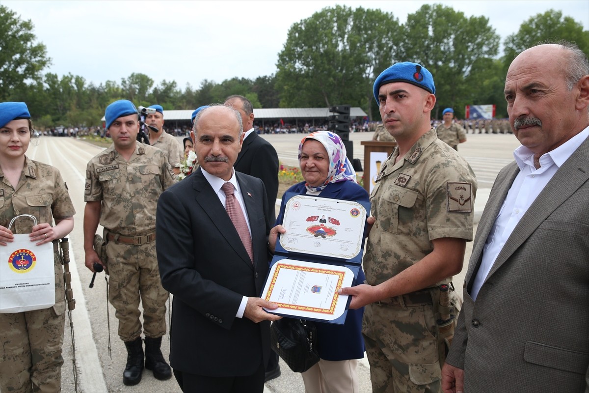 Kastamonu'da, temel eğitimlerini tamamlayan 2 bin 377 uzman erbaş, Jandarma Teşkilatı ile Sahil...