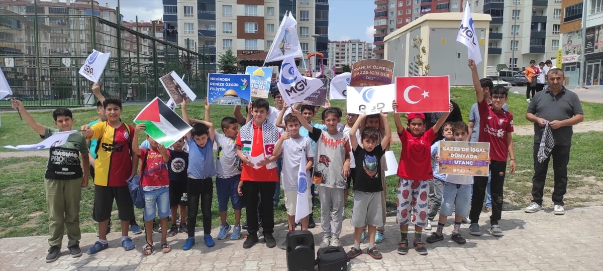 Kayseri'de çocuklar, Anadolu Gençlik Derneği (AGD) öncülüğünde İsrail'in Filistin'e yönelik...