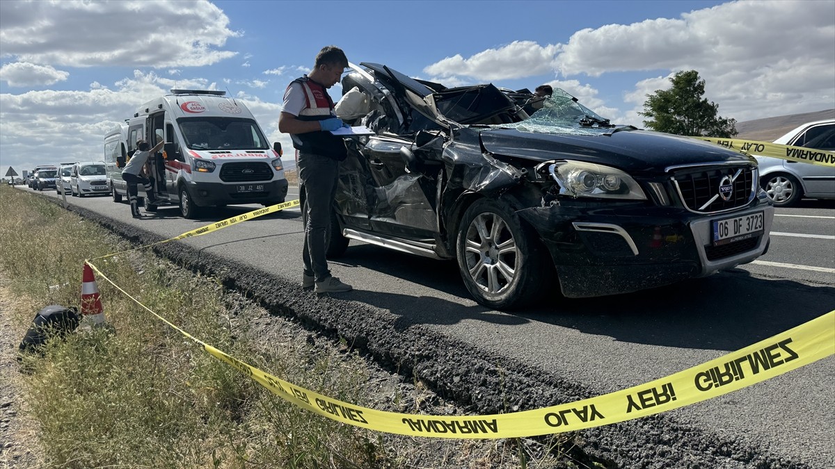 Kayseri'de otomobille kamyonun çarpışması sonucu 2 kız kardeş hayatını kaybetti, 1 kişi yaralandı....