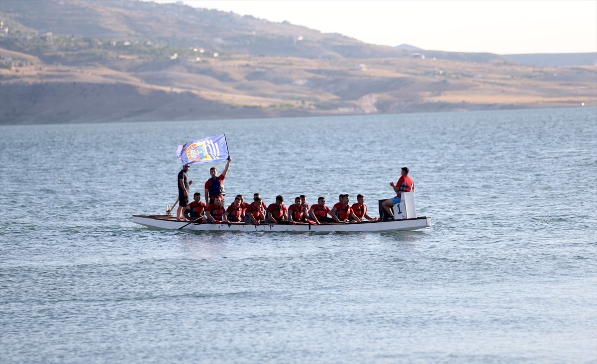 Kayseri'de Yamula Baraj Gölü'nde düzenlenen Dragon Festivali sona erdi. Yarışmada dereceye...