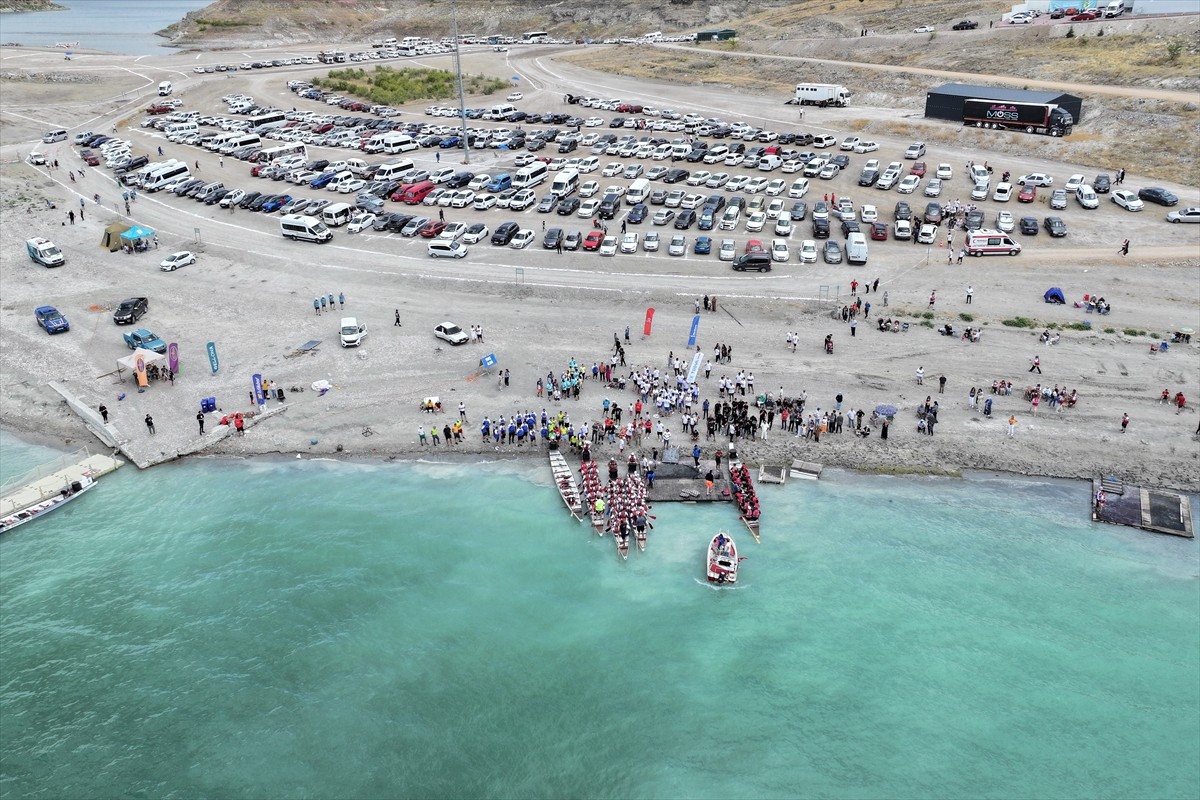 Kayseri'de Yamula Barajı gölündeki Dragon Festivali seri yarışlarla başladı. Kocasinan Belediyesi...
