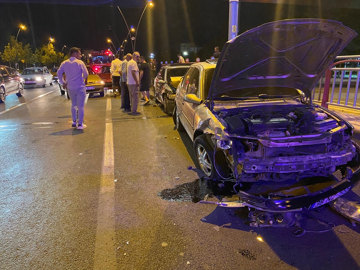 Kayseri'nin Kocasinan ilçesinde meydana gelen zincirleme trafik kazasında 3 kişi yaralandı.
