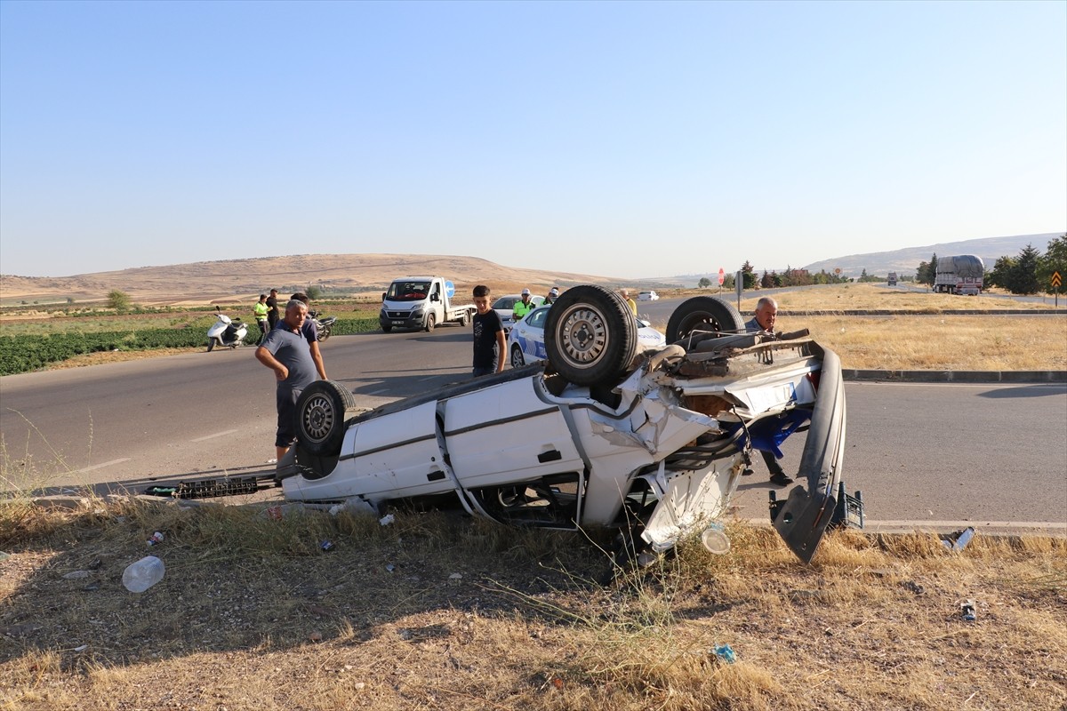 Kilis'te 2 otomobilin çarpışması sonucu 2 kişi yaralandı.