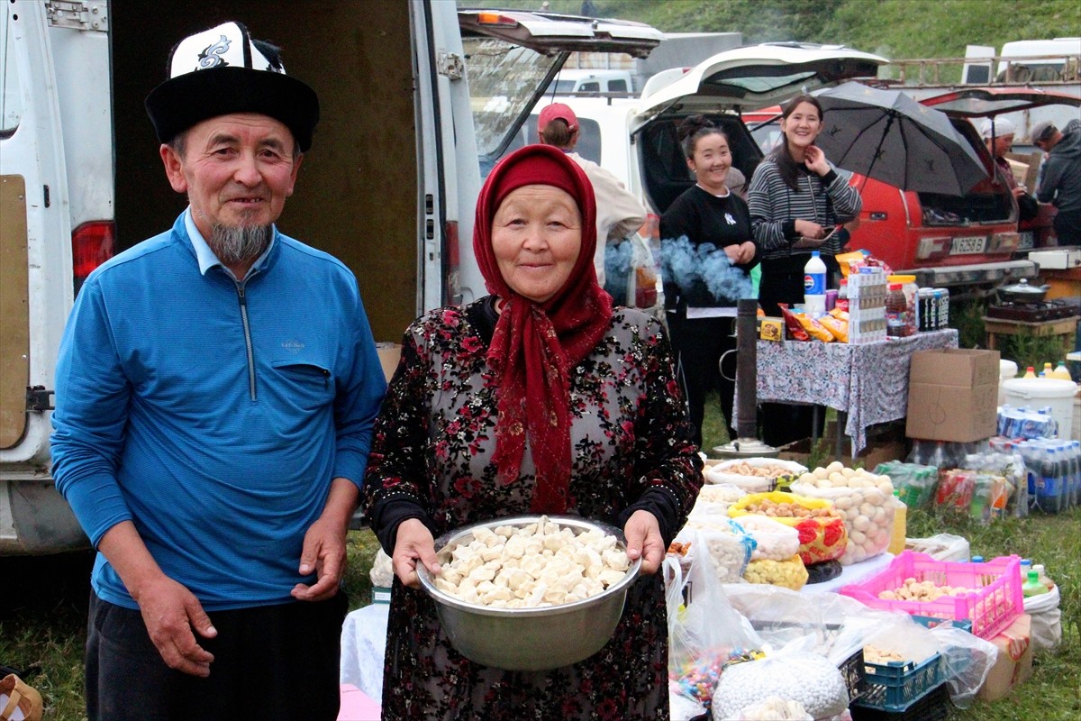Kırgızistan'da popülerliği artan geleneksel el yapımı yiyecek kurut, tat çeşitliliğiyle pazarda...