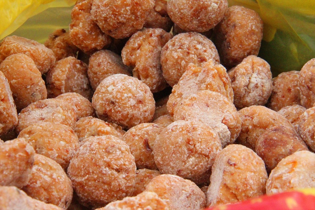 Kırgızistan'da popülerliği artan geleneksel el yapımı yiyecek kurut, tat çeşitliliğiyle pazarda...