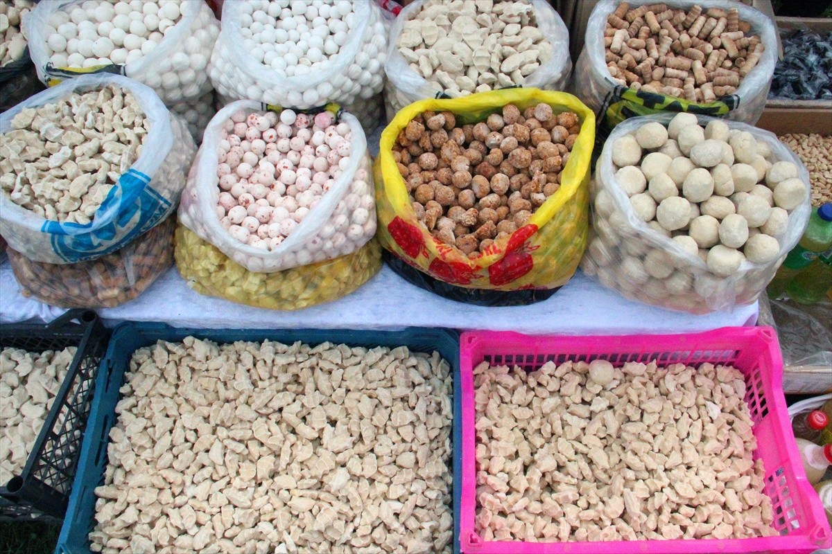 Kırgızistan'da popülerliği artan geleneksel el yapımı yiyecek kurut, tat çeşitliliğiyle pazarda...