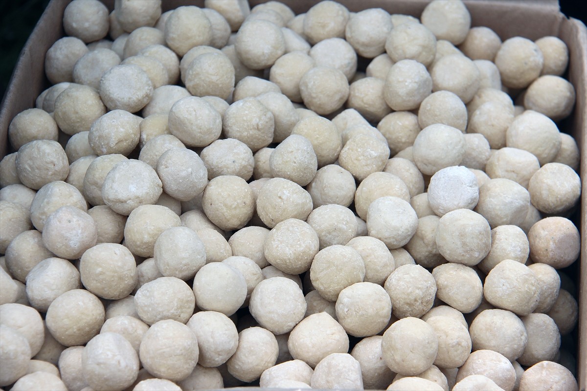 Kırgızistan'da popülerliği artan geleneksel el yapımı yiyecek kurut, tat çeşitliliğiyle pazarda...