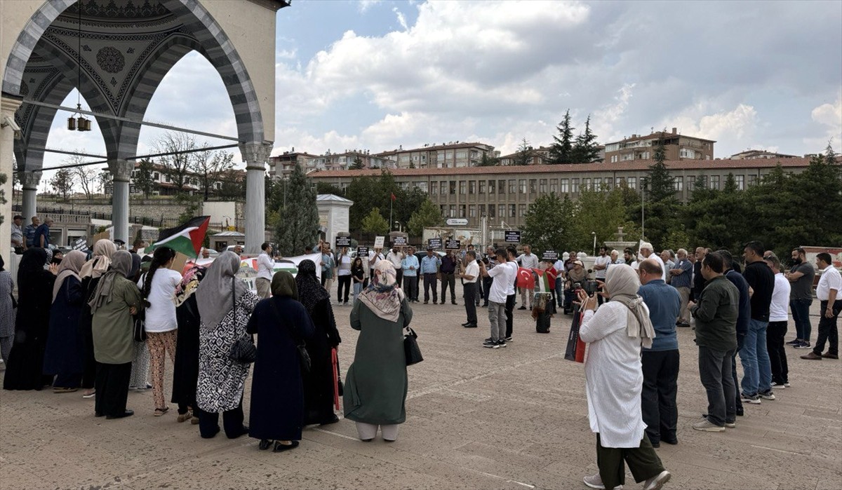 Kırıkkale Nur Cami ve Külliyesi'nde cuma namazı sonrası bir araya gelen Milli İrade Platformu...