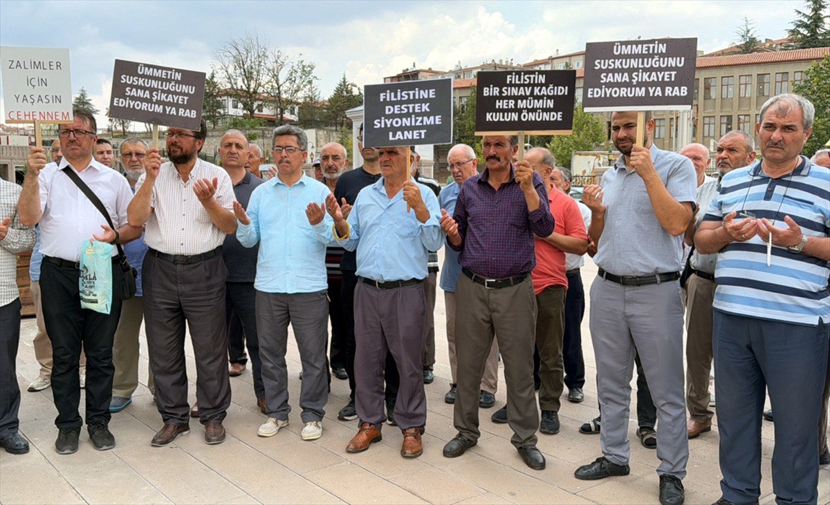 Kırıkkale Nur Cami ve Külliyesi'nde cuma namazı sonrası bir araya gelen Milli İrade Platformu...