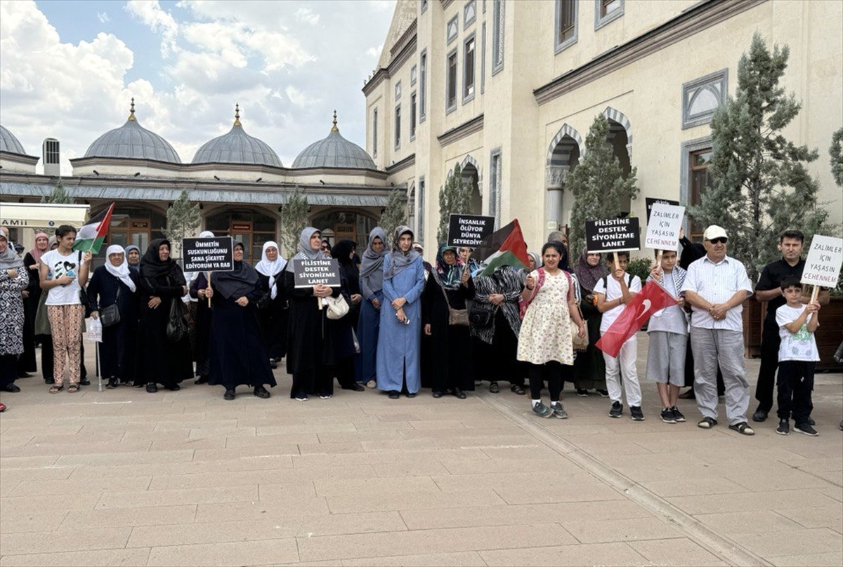 Kırıkkale Nur Cami ve Külliyesi'nde cuma namazı sonrası bir araya gelen Milli İrade Platformu...