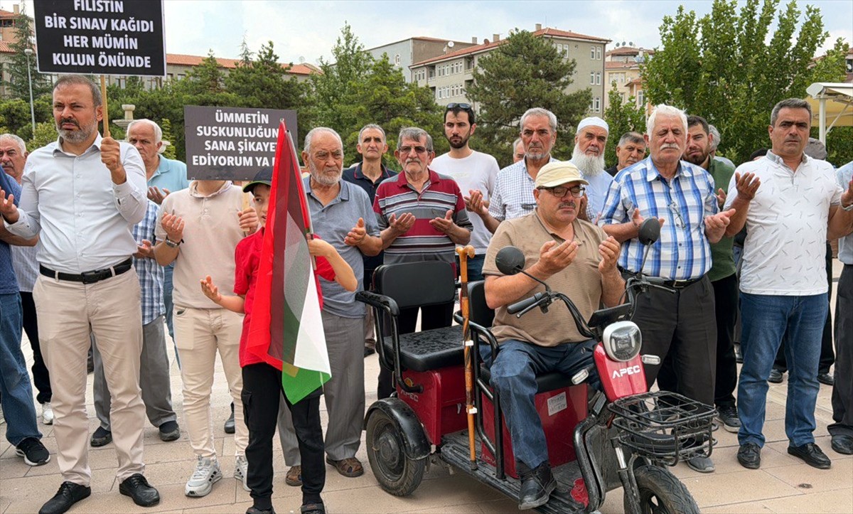 Kırıkkale Nur Cami ve Külliyesi'nde cuma namazı sonrası bir araya gelen Milli İrade Platformu...