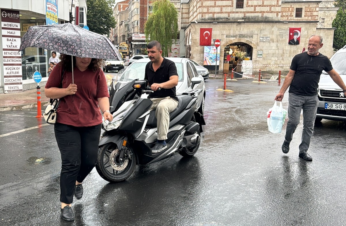 Kırklareli'nde aniden başlayan sağanaktan bazı vatandaşlar şemsiyelerle korunmaya çalıştı.