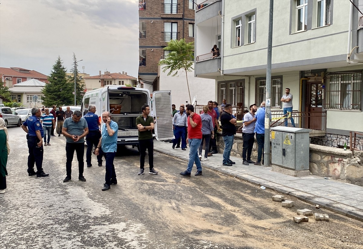 Kırşehir'de alacak verecek meselesinden çıkan silahlı kavgada bir kişi yaşamını yitirdi.