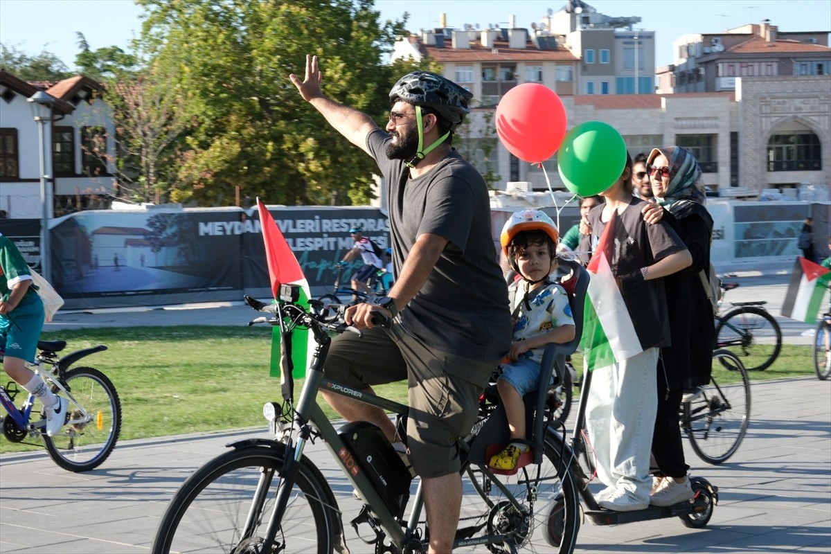 Konya'da üniversite öğrencileri, Filistin için pedal çevirdi. Konya Büyükşehir Belediyesi...
