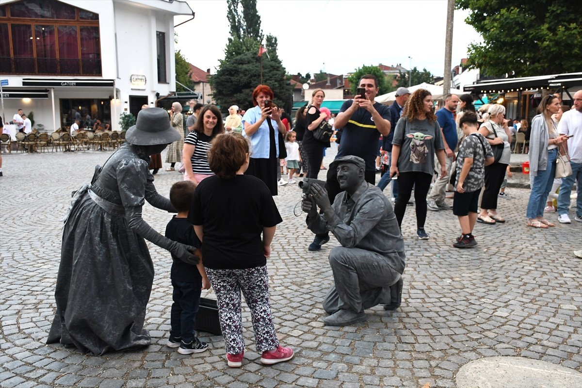 Kosova'nın güneyindeki Prizren şehrinde Kuzey Makedonyalı "Teatrosk" Tiyatro Prodüksiyonu...