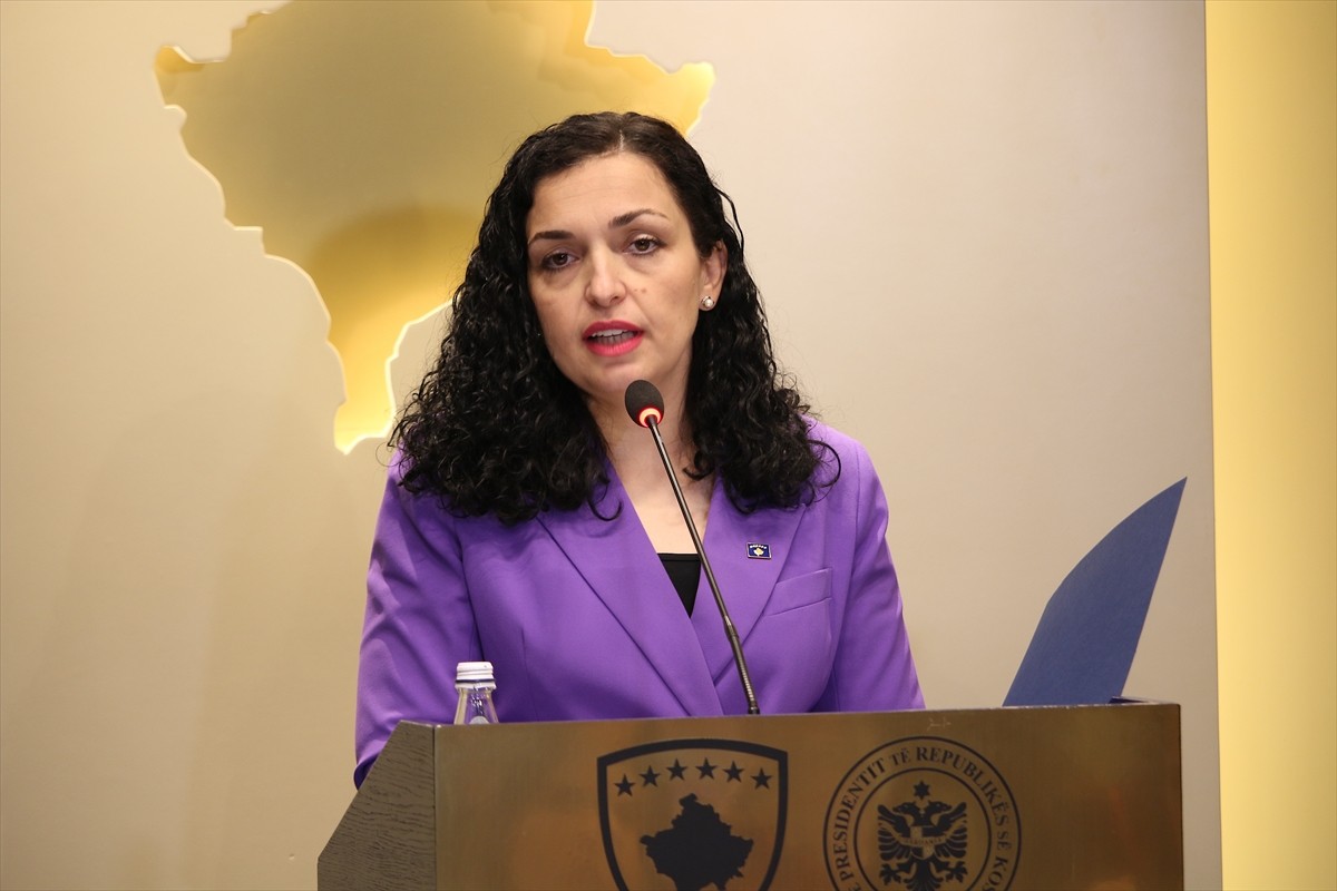 Kosova Cumhurbaşkanı Vjosa Osmani, Kosova Meclisinde temsil edilen siyasi partilerin liderleriyle...