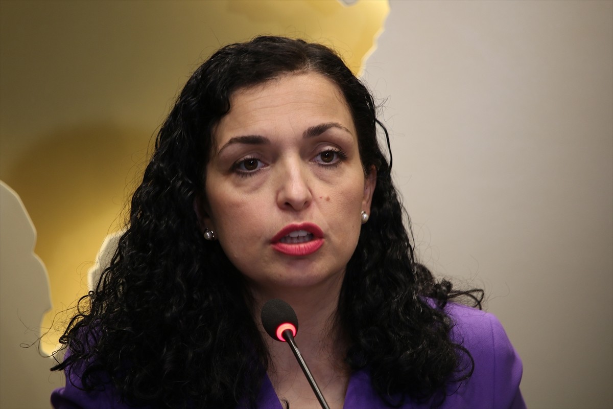 Kosova Cumhurbaşkanı Vjosa Osmani, Kosova Meclisinde temsil edilen siyasi partilerin liderleriyle...