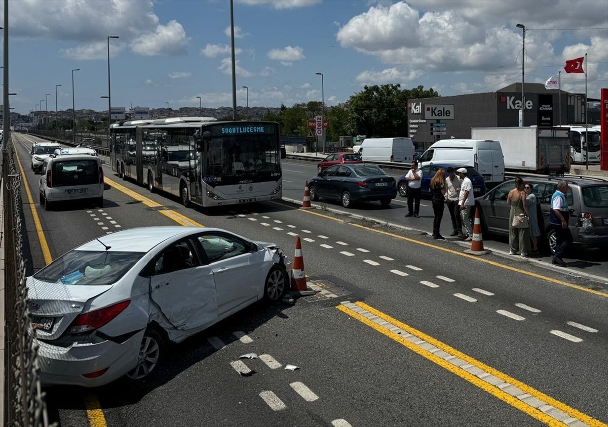 Küçükçekmece'de, araca çarparak metrobüs yoluna giren otomobilin sürücüsü yaralandı. D-100 kara...