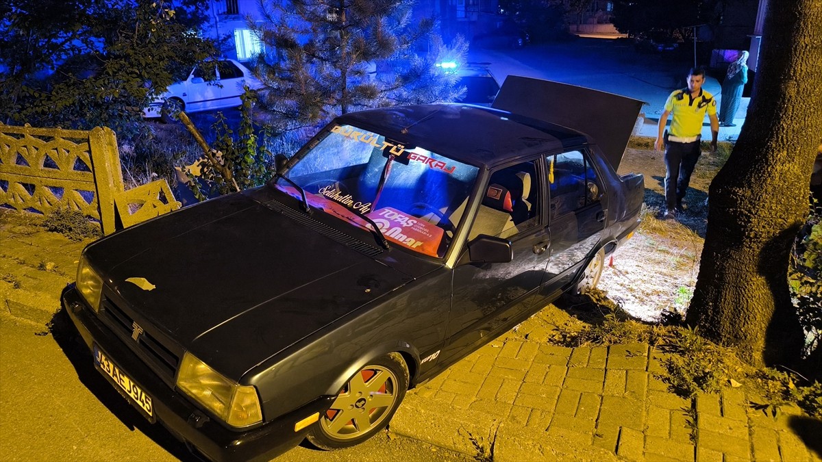 Kütahya'da alkollü araç kullanan 14 yaşındaki çocuk, polisten kaçarken kaza yapınca...