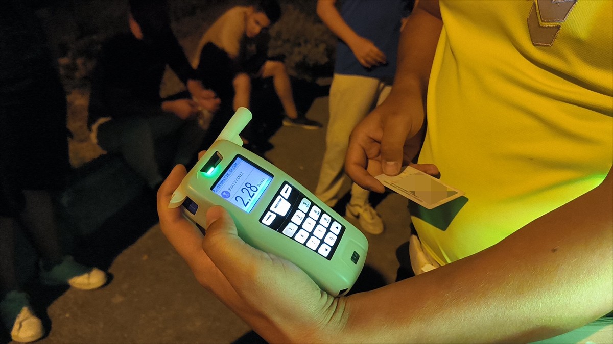 Kütahya'da alkollü araç kullanan 14 yaşındaki çocuk, polisten kaçarken kaza yapınca...