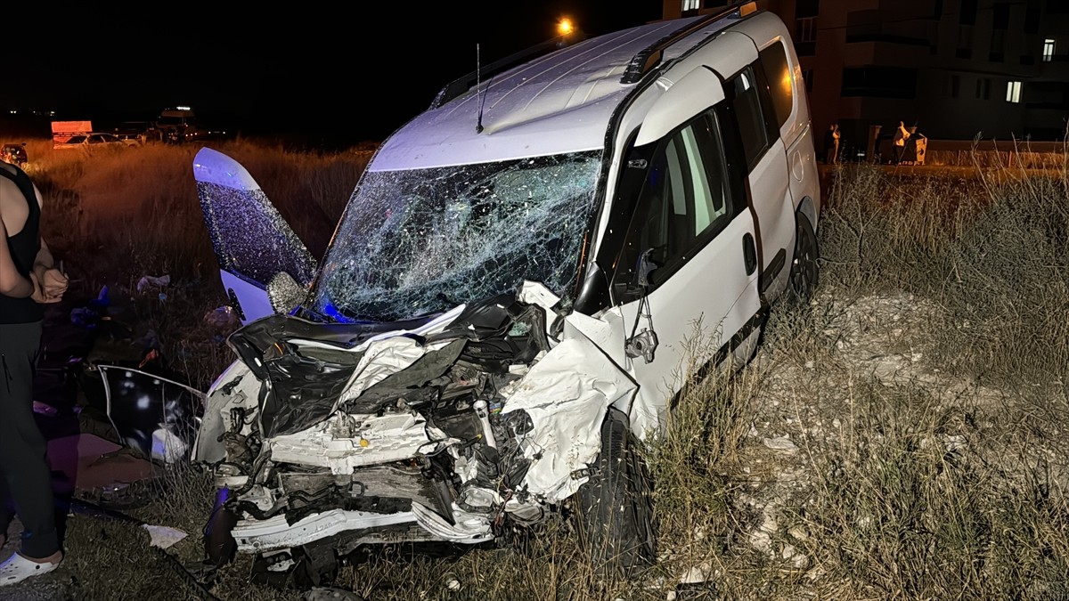 Kütahya'da dört aracın karıştığı zincirleme trafik kazasında 1 kişi öldü, 8 kişi...