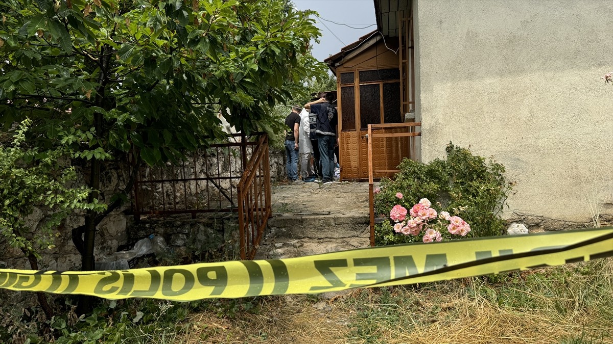 Kütahya'nın Çavdarhisar ilçesinde bir baba ile engelli kızı ölü olarak bulundu.   