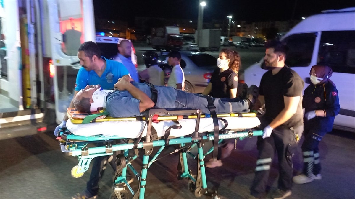 Manisa'nın Şehzadeler ilçesinde 4 aracın karıştığı kazada yaralanan 10 kişi hastaneye...