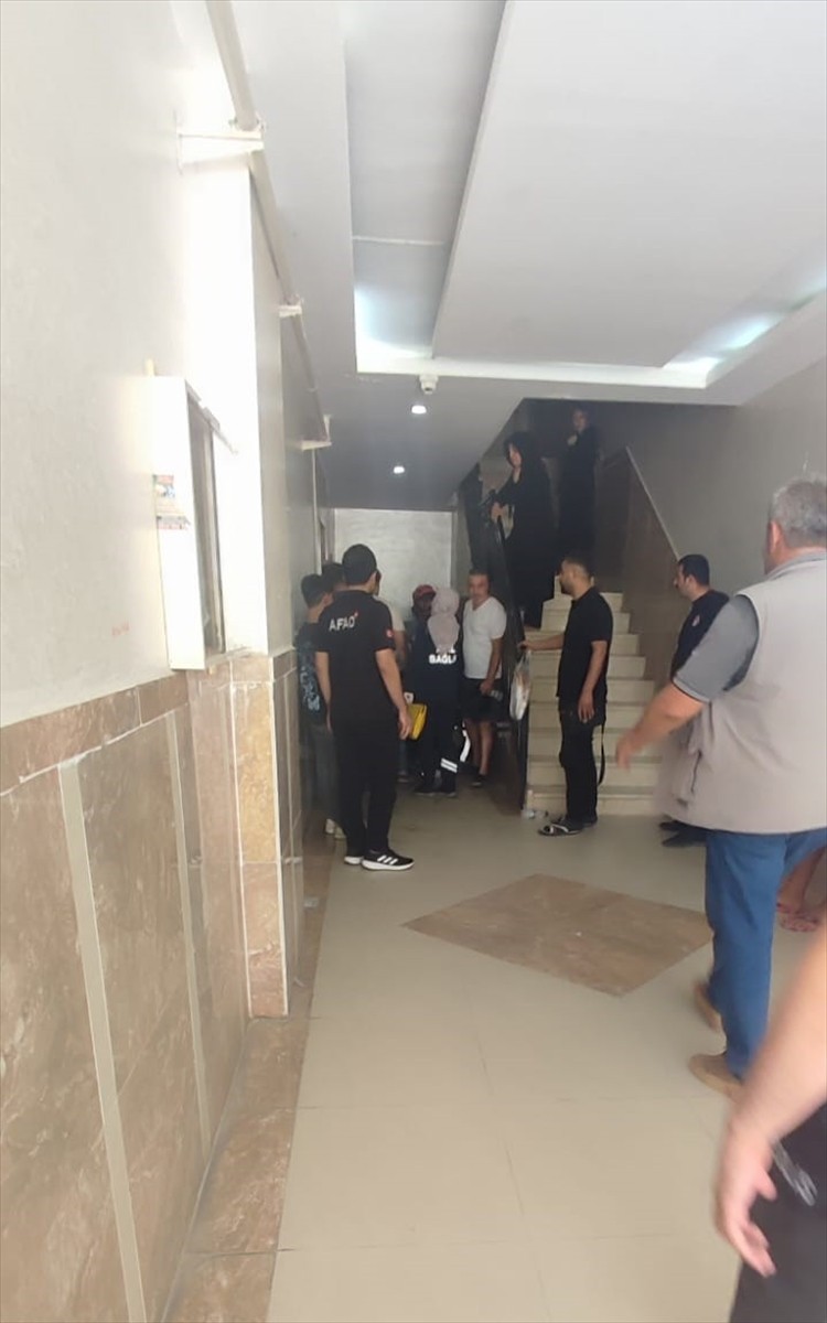 Mardin'de 4. kattan düşen asansördeki biri çocuk 3 kişi yaralandı. Ekiplerce mahsur kaldığı yerden...