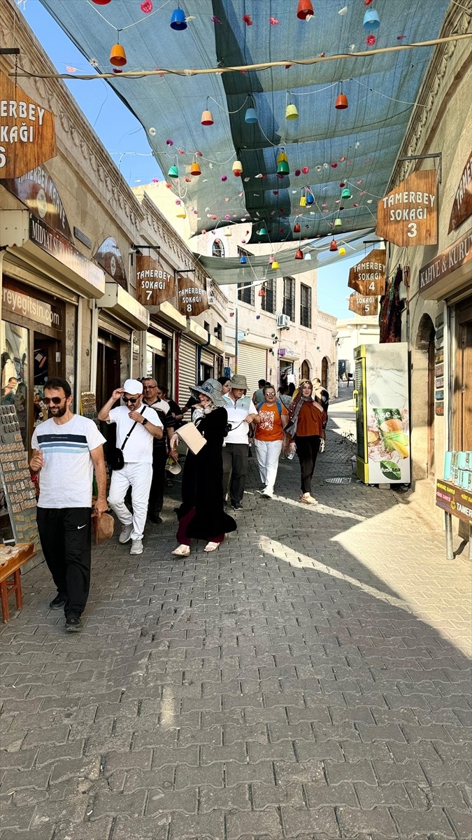 Mardin'de Gençlik ve Spor Bakanlığına bağlı yurtlarda misafir edilen emekliler kentin tarihi ve...