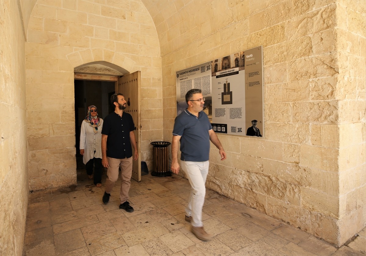 Mardin'de Gençlik ve Spor Bakanlığına bağlı yurtlarda misafir edilen emekliler kentin tarihi ve...